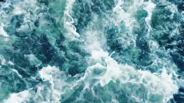 Όμορφα Γαλαζοπράσινα Κύματα Που Κυματίζουν Κάτω Πολύ Αφρό Και Πιτσιλιές — Αρχείο Βίντεο