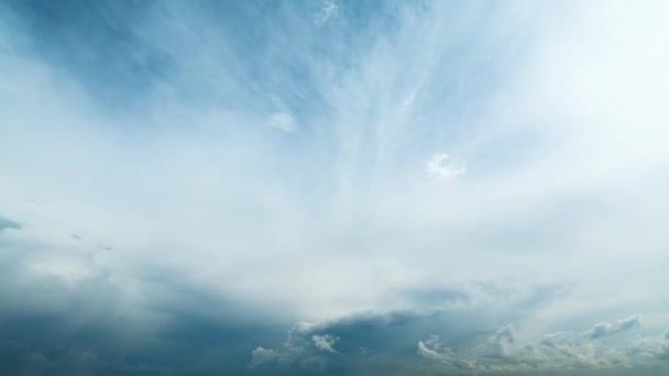 Bela Timelapse Nuvens Brancas Fofas Movendo Suavemente Através Céu Azul — Vídeo de Stock