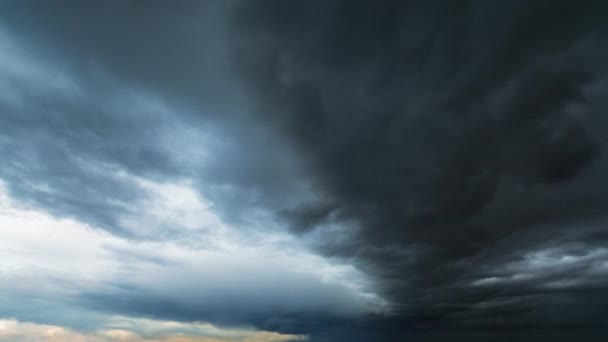 폭풍우치는 먹구름이 하늘을 가로질러 극적으로 이동하여 점차적으로 칠흑같은 어둠이 때까지 — 비디오