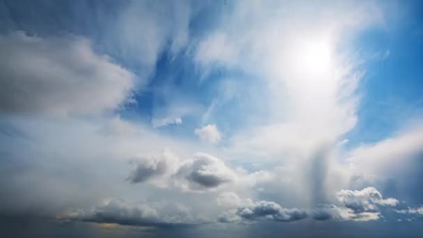 하늘에서 햇빛과 구름으로 하늘을 뒤덮고 뇌운으로 바뀌고 아름다운 곡예비행 — 비디오