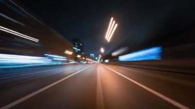 Büyük bir şehirde gece trafiğinin inanılmaz bir zaman akışı var. Bir sürü ışık ve trafik olan hızlı araba, diğer araçları sollamak ve yol boyunca gökdelenlerin yanından geçmek.