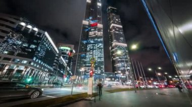 Büyük şehir işlek caddenin güzel hareketli zamanı. Modern gökdelenler neon ışıklarıyla parıldıyor, yoğun trafik geçiyor ve yayalar Moskova 'nın merkezinden geçiyorlar.