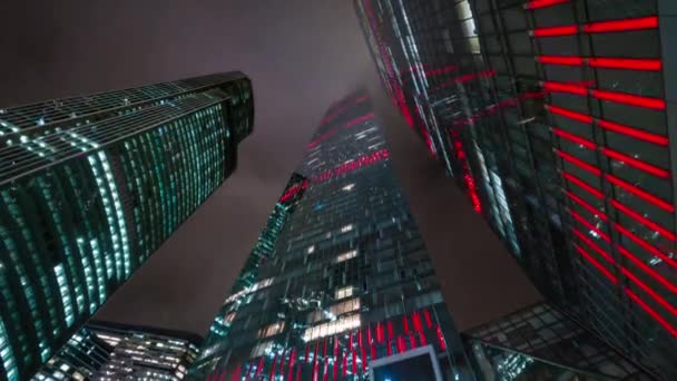 Vacker Rörelse Timelapse Gigantiska Skyskrapor Glittrar Med Nattljus Kameran Rör — Stockvideo