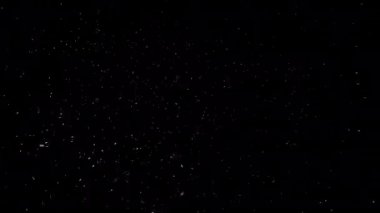 Siyah arka planda gökten yağan sakin kar. Hafif kar taneleri usulca düşüyor ve rüzgar yüzünden yönlerini değiştiriyorlar..