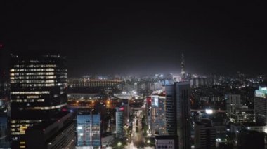 Gece vakti Seul şehir manzarasının hava görüntüsü 