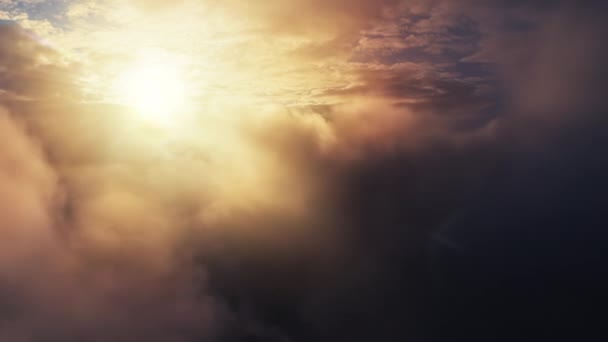 Voando Através Incríveis Nuvens Amarelas Alaranjadas Pôr Sol Direção Sol — Vídeo de Stock