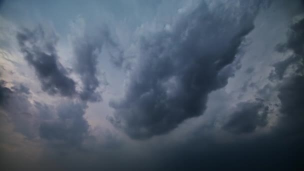 云彩的戏剧化时间从银色的逐渐变成了黑暗和沉重的 暴风雨带来了第一滴雨 天空一片漆黑 — 图库视频影像