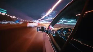 Yeraltı otoparkında biten büyük bir şehirde hızlı bir gece yolculuğunun zamanı. Araç penceresinden yola kadar yan görüş araçlardan ve sokak ışıklarından gelen ışık izleriyle.