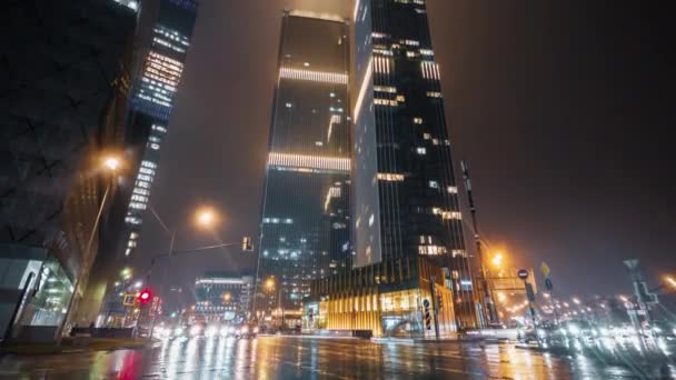 Moskova Şehir Merkezinde Yoğun Bir Kavşağın Gece Zamanı Aydınlatılmış Gökyüzüne — Stok video