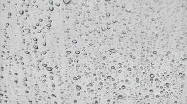 yağmur damlalarının cama düşen beyaz arka plan temiz