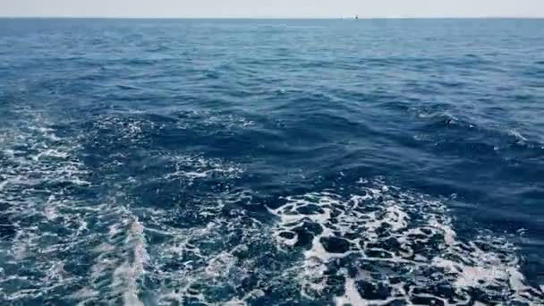 Ship churn blue Mediterranean Sea water into waves and make foam — Stock Video