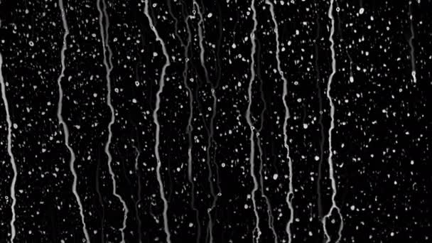 Een heleboel regendruppels van wit water vallen op glas. Ideaal voor digitale — Stockvideo