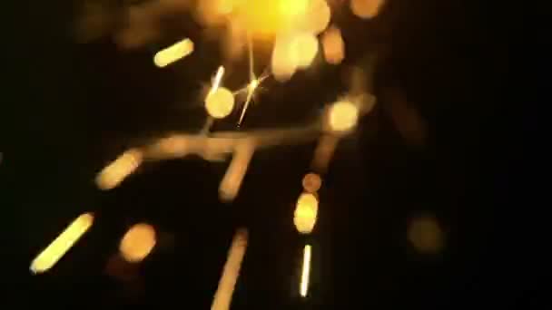 Sparkler brucia isolato al rallentatore in macro shot — Video Stock