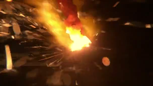 Sparkler branden geïsoleerd van boven naar beneden in macro schot. — Stockvideo