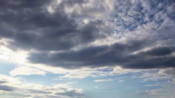 Hermosas nubes nocturnas time-lapse con puesta de sol — Vídeos de Stock