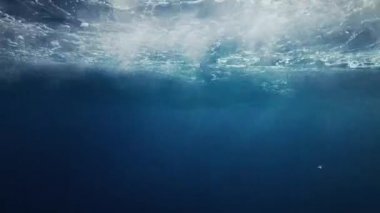 Doğal ışık ışınları ve dalgalar ile penceresinden güzel sualtı Deniz Manzaralı