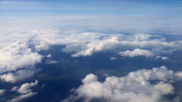 Viajando pelo ar. Vista através de uma janela de avião . — Vídeo de Stock