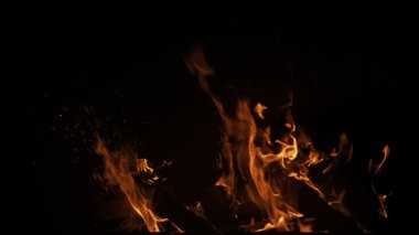 Siyah arka plan üzerine parçacıkları ile çok küçük ateş