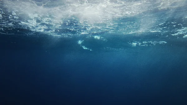 Belle vue sous-marine de la scène de la fenêtre hublot avec des rayons de lumière naturelle — Photo