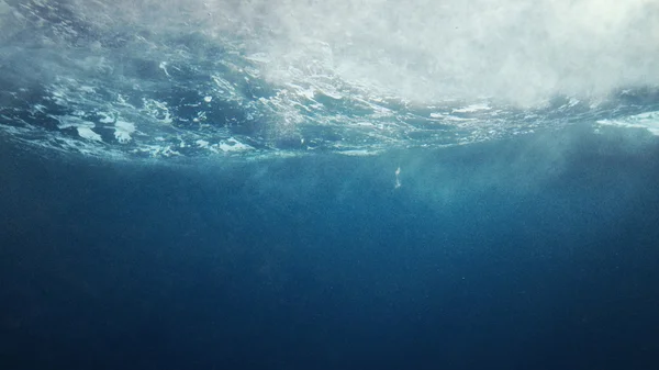 Belle vue sous-marine de la scène de la fenêtre hublot avec des rayons de lumière naturelle — Photo