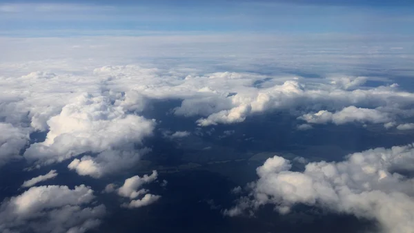 Reizen door de lucht. Door een vliegtuig venster weergeven Vliegen over de zee — Stockfoto