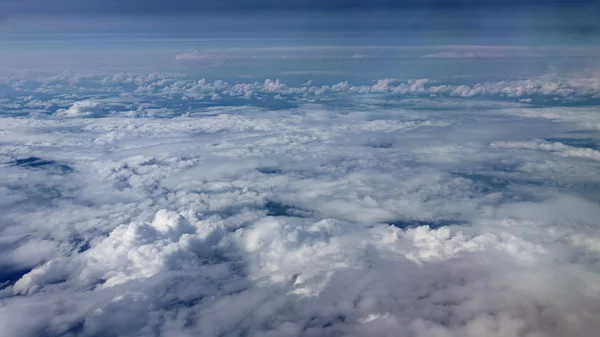 Viajando por aire. Vista a través de una ventana de avión. Volando sobre el mar — Foto de Stock