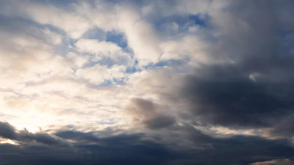 Beautiful evening clouds. Clear crisp cloudscape — Stock Photo, Image