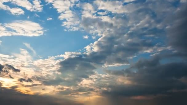 Bonito outono noite nuvem pôr do sol timelapse — Vídeo de Stock