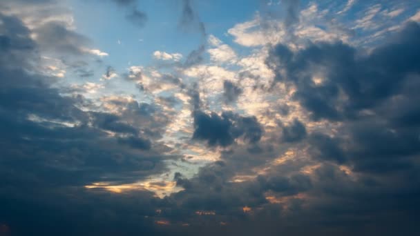 Hermoso otoño noche nube puesta del sol timelapse — Vídeos de Stock