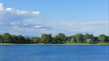 Göl ve şehir panoraması 