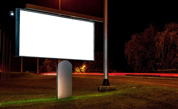 Billboard na estrada pela noite — Fotografia de Stock