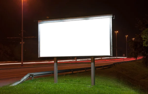 Billboard na estrada pela noite — Fotografia de Stock