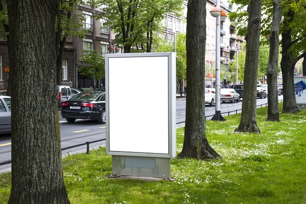 Billboard en la calle de la ciudad — Foto de Stock