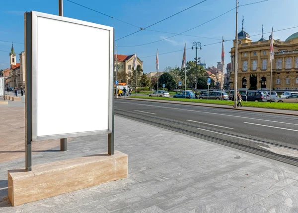 Billboard na tramvajové zastávce — Stock fotografie