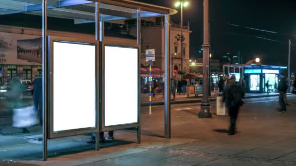 Spårvagnshållplatsen nattetid — Stockvideo