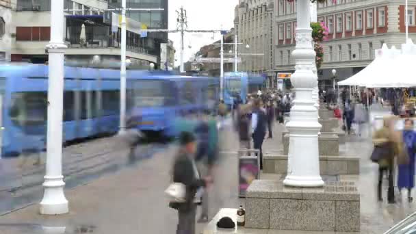 Hora de ponta da praça principal em Zagreb — Vídeo de Stock