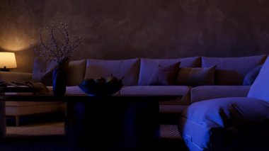 Dikey Çekim Modern Mimari Alanında İlerliyor, Yüksek Teknolojik Dramatik Işıklandırma, 3D Render Animasyon İç Çekimi.