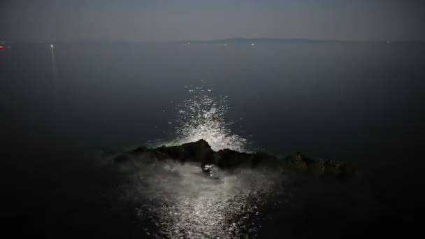 Roca rodeada de mar, luz de luna, olas — Vídeos de Stock