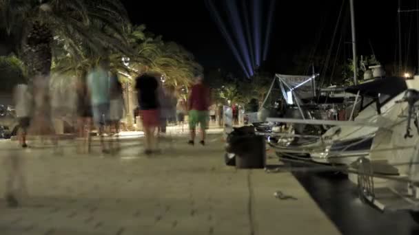 Makarska waterfront, people walking fast and boats bobbing on the waves — Stock Video