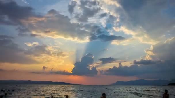 Makarska fő strandjától, a 2015-ig nyári naplemente idő telik el — Stock videók