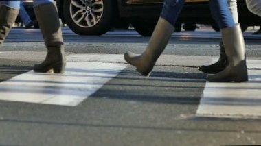 Sokak, geçiş yolu üzerinde insan kalabalığı