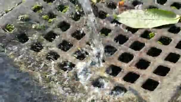 Старая канализация и промывка старого насоса — стоковое видео