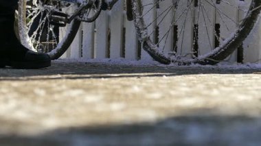 Parmaklığa yaslanarak eski Bisiklet