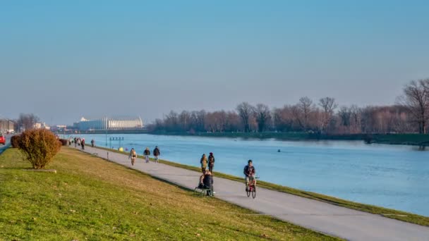 Lago y la gente caminando - lapso de tiempo — Vídeos de Stock