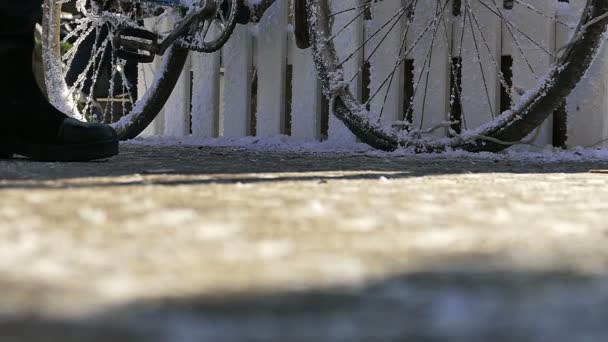 Vecchia bicicletta appoggiata alla recinzione — Video Stock