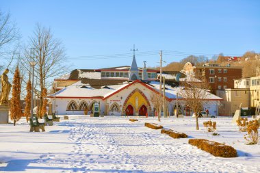 Otelin önünde Que Sainte-Anne-de-Beaupre Basilica