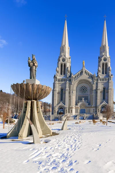 A Basílica de Sainte Anne de Beaupre em Quebec, Canadá . — Fotografia de Stock