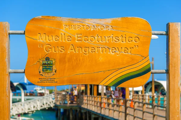 Экотуризм знак в Пуэрто-Айора на Галапагосских островах . — стоковое фото