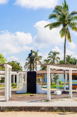 Galapagos Puerto Villamil ana meydanda heykeli 