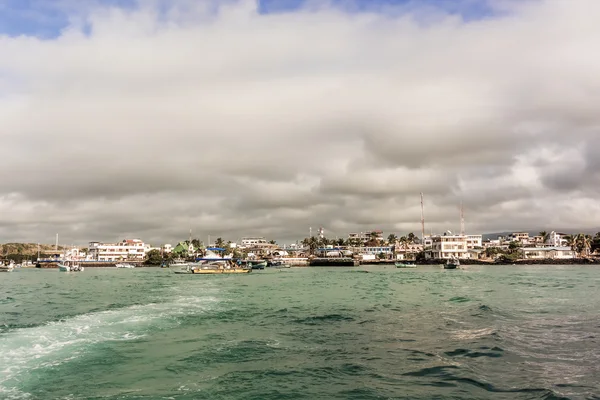 Barcos e a baía de Puerto Ayora na ilha de Santa Cruz em Galapa — Fotografia de Stock